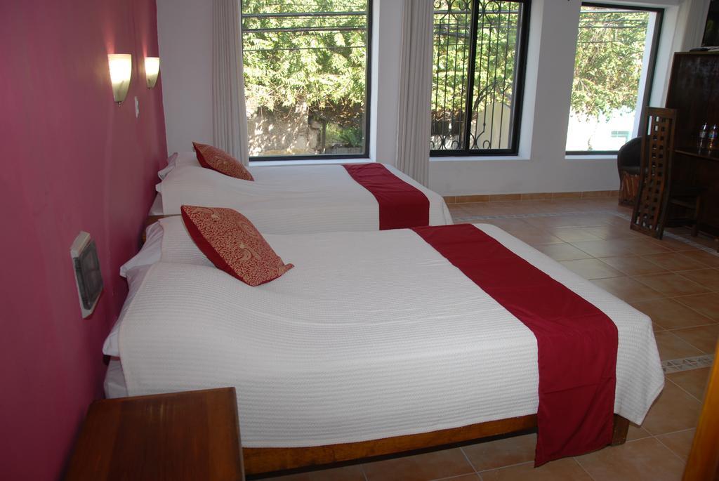 Hotel Aries Y Libra Merida Room photo